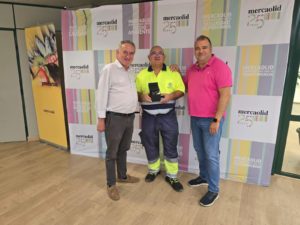 Homenaje a trabajador de Mercaolid